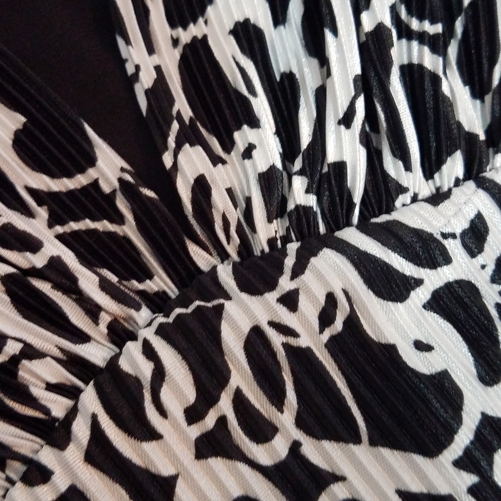 Beautiful woman's stretchy dress - Picture 3 of 9